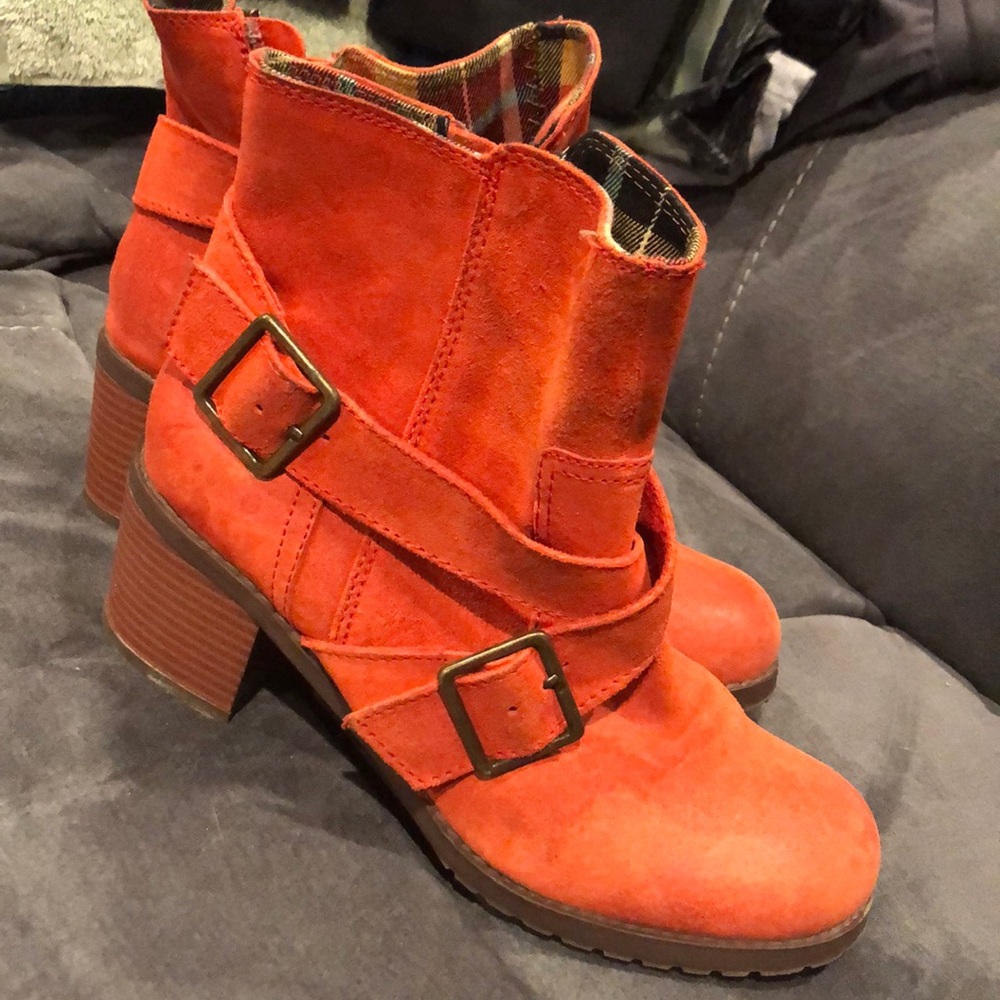 Winifred Sanderson Bc boots barely worn size 8 burnt orange